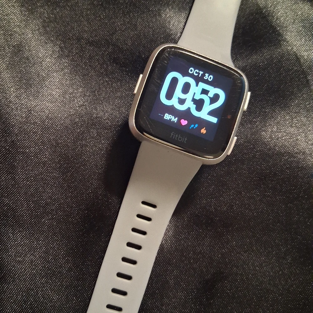 Fitbit Versa Health Tracker Smartwatch with Gray Band! No Charger.